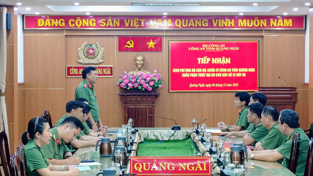 Công an Hà Nội thăm hỏi, trao quà đồng bào bị thiệt hại do mưa lũ tại tỉnh Quảng Ngãi và Đà Nẵng - Ảnh 1.