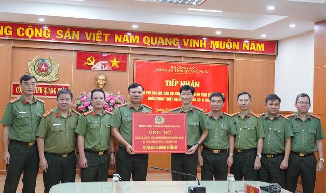 Công an Hà Nội thăm hỏi, trao quà đồng bào bị thiệt hại do mưa lũ tại tỉnh Quảng Ngãi và Đà Nẵng - Ảnh 2.