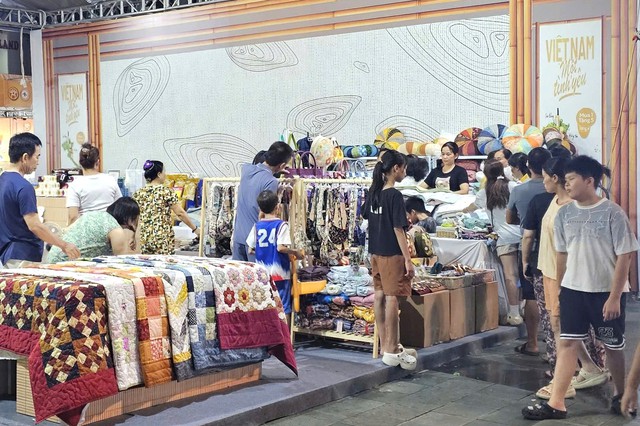 Ngày hội khuyến mại tháng 11: Thu hút hàng chục nghìn lượt khách tham quan mua sắm- Ảnh 1. Ngày hội khuyến mại tháng 11: Thu hút hàng chục nghìn lượt khách tham quan mua sắm- Ảnh 1.