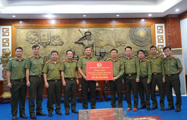  Công an Hà Nội động viên, tặng quà công an và nhân dân các tỉnh chịu ảnh hưởng bão lũ- Ảnh 1.