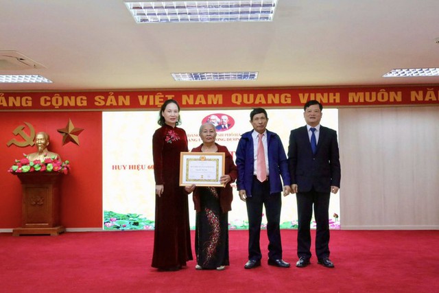 Đảng ủy phường Dương Nội trao tặng Huy hiệu Đảng cho 17 đảng viên- Ảnh 2.