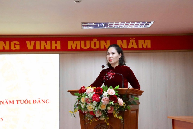 Đảng ủy phường Dương Nội trao tặng Huy hiệu Đảng cho 17 đảng viên- Ảnh 1.