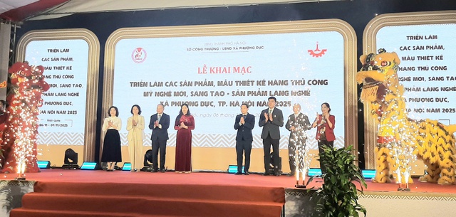Khai mạc Triển lãm các sản phẩm thủ công mỹ nghệ mới-làng nghề Phượng Dực năm 2025- Ảnh 1. Khai mạc Triển lãm các sản phẩm thủ công mỹ nghệ mới-làng nghề Phượng Dực năm 2025- Ảnh 1.
