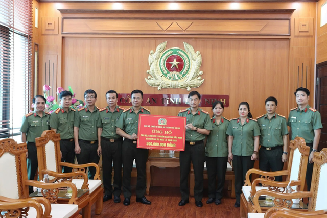 Công an Hà Nội chung tay hướng về đồng bào vùng lũ- Ảnh 3. Công an Hà Nội chung tay hướng về đồng bào vùng lũ- Ảnh 3.