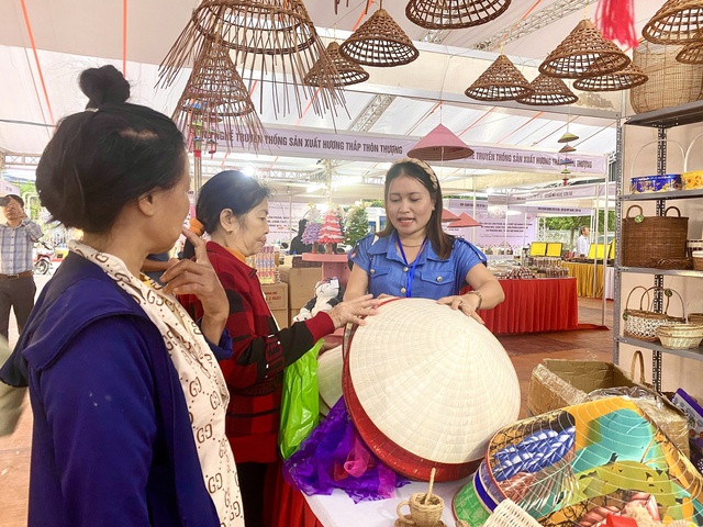 Khai mạc Triển lãm các sản phẩm thủ công mỹ nghệ mới-làng nghề Phượng Dực năm 2025- Ảnh 2. Khai mạc Triển lãm các sản phẩm thủ công mỹ nghệ mới-làng nghề Phượng Dực năm 2025- Ảnh 2.