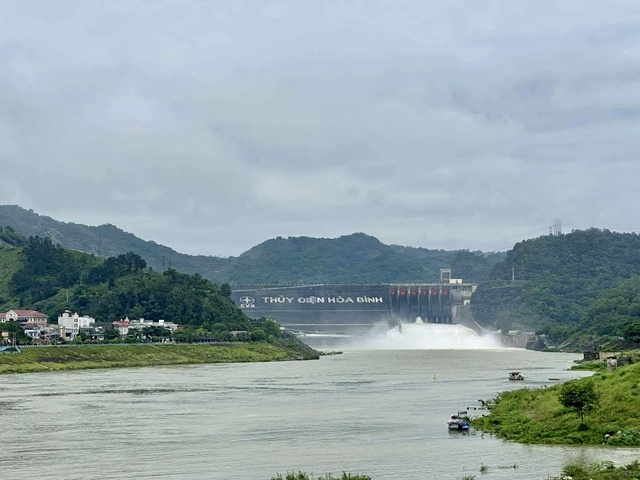 Bảo đảm an toàn vùng hạ du khi hồ thủy điện xả lũ- Ảnh 1. Bảo đảm an toàn vùng hạ du khi hồ thủy điện xả lũ- Ảnh 1.