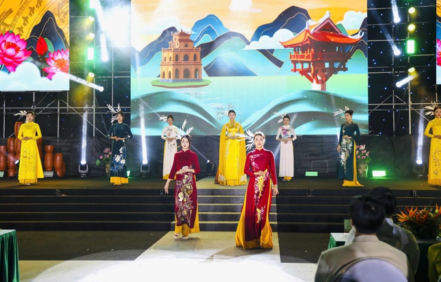 Áo dài - nhịp cầu kết nối văn hóa và du lịch Thủ đô- Ảnh 3. Áo dài - nhịp cầu kết nối văn hóa và du lịch Thủ đô- Ảnh 3.