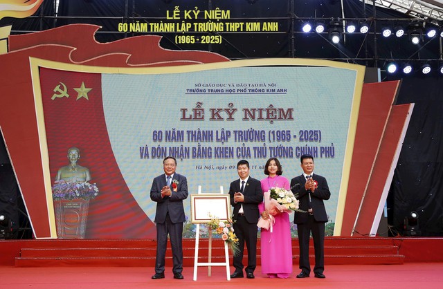 Trường THPT Kim Anh đón nhận Bằng khen của Thủ tướng Chính phủ- Ảnh 2. Trường THPT Kim Anh đón nhận Bằng khen của Thủ tướng Chính phủ- Ảnh 2.