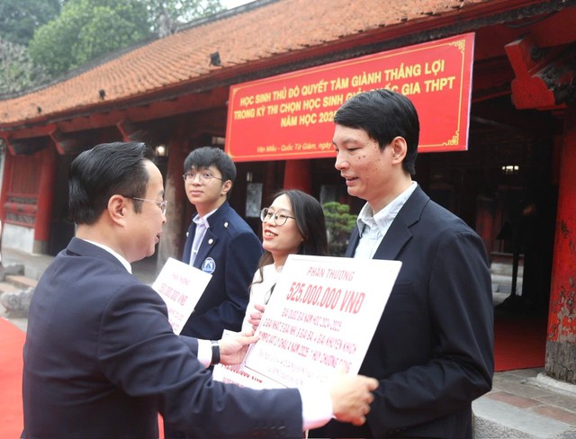 Hà Nội gặp mặt đội tuyển học sinh giỏi: Quyết tâm giữ ngôi đầu toàn quốc- Ảnh 4. Hà Nội gặp mặt đội tuyển học sinh giỏi: Quyết tâm giữ ngôi đầu toàn quốc- Ảnh 4.