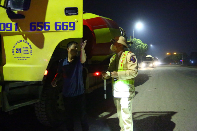 Hà Nội xử phạt hơn 1.000 xe tải vi phạm quá khổ, quá tải - Ảnh 1. Hà Nội xử phạt hơn 1.000 xe tải vi phạm quá khổ, quá tải - Ảnh 1.