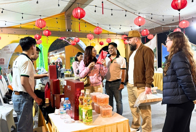 Khai mạc Liên hoan Ẩm thực và Du lịch làng nghề, phố nghề Hà Nội năm 2025- Ảnh 3. Khai mạc Liên hoan Ẩm thực và Du lịch làng nghề, phố nghề Hà Nội năm 2025- Ảnh 3.