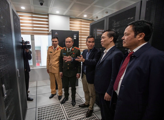 Công an TP. Hà Nội kích hoạt 'bộ não giao thông số', và vận hành 1.837 camera AI- Ảnh 7. Công an TP. Hà Nội kích hoạt 'bộ não giao thông số', và vận hành 1.837 camera AI- Ảnh 7.