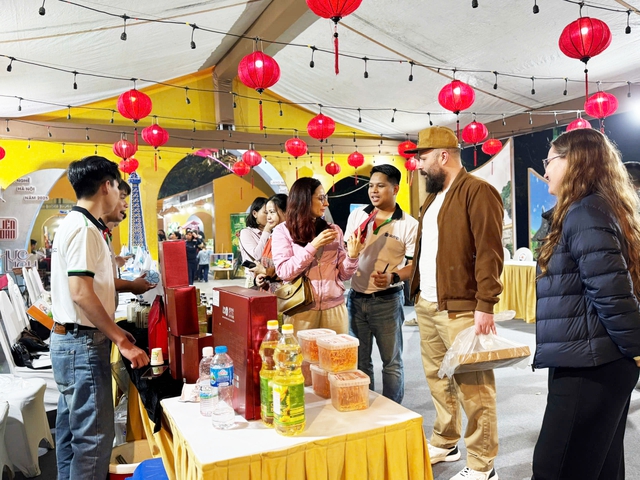 Tinh hoa ẩm thực, làng nghề, phố nghề Hà Nội tỏa sáng- Ảnh 2. Tinh hoa ẩm thực, làng nghề, phố nghề Hà Nội tỏa sáng- Ảnh 2.