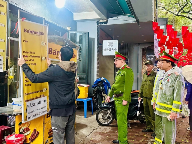 Hà Nội gỡ điểm nghẽn về trật tự đô thị: Làm đến đâu, dứt điểm đến đó- Ảnh 1. Hà Nội gỡ điểm nghẽn về trật tự đô thị: Làm đến đâu, dứt điểm đến đó- Ảnh 1.