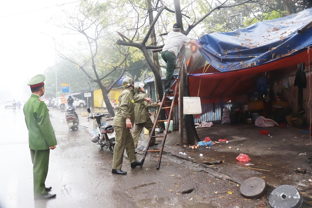 Hà Nội gỡ điểm nghẽn về trật tự đô thị: Làm đến đâu, dứt điểm đến đó- Ảnh 3. Hà Nội gỡ điểm nghẽn về trật tự đô thị: Làm đến đâu, dứt điểm đến đó- Ảnh 3.