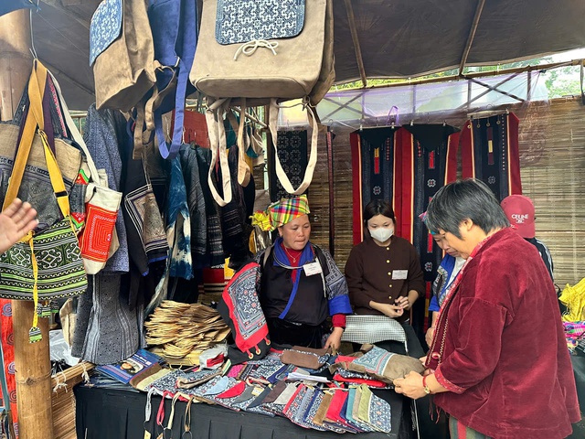 Tôn vinh bản sắc văn hóa Mông giữa lòng Thủ đô - Ảnh 1. Tôn vinh bản sắc văn hóa Mông giữa lòng Thủ đô - Ảnh 1.