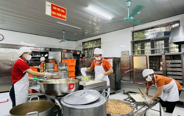 Hà Nội chú trọng kiểm soát thực phẩm an toàn trong bếp ăn bán trú- Ảnh 1.