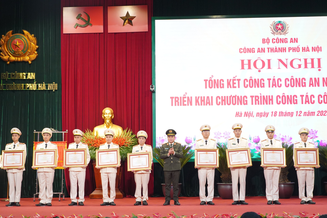 Công an Thủ đô phát huy truyền thống, đoàn kết, đồng lòng, vượt qua khó khăn, thử thách- Ảnh 2.