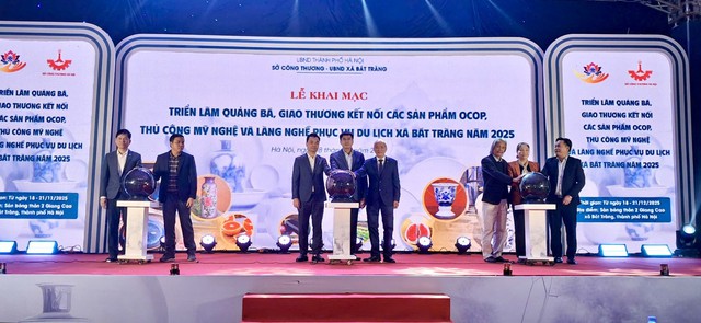 Kết nối sản phẩm OCOP và làng nghề gắn với du lịch tại Bát Tràng- Ảnh 2. Kết nối sản phẩm OCOP và làng nghề gắn với du lịch tại Bát Tràng- Ảnh 2.