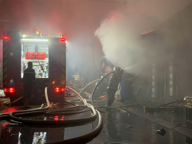 Kịp thời khống chế, dập tắt vụ cháy tại Chợ Xanh- Ảnh 2.