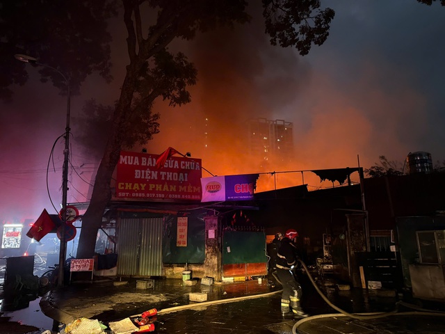 Kịp thời khống chế, dập tắt vụ cháy tại Chợ Xanh- Ảnh 1.