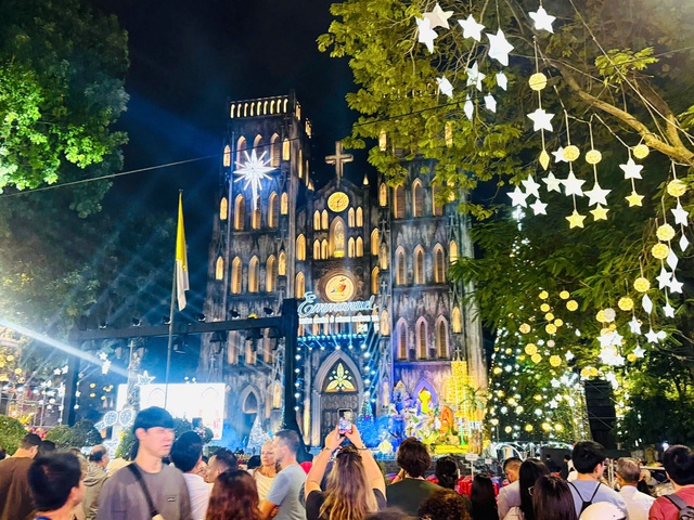 Rộn ràng không khí đón Giáng sinh tại Hà Nội- Ảnh 3.