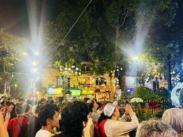 Rộn ràng không khí đón Giáng sinh tại Hà Nội- Ảnh 4.