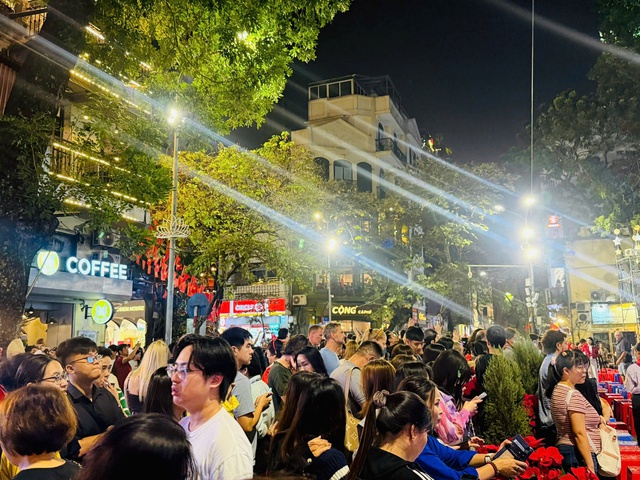 Rộn ràng không khí đón Giáng sinh tại Hà Nội- Ảnh 6.