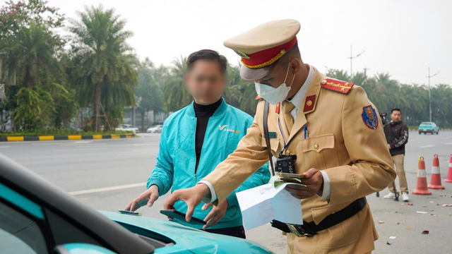 Hà Nội xử lý ô tô dừng, đỗ xe sai quy định tại Sân bay Nội Bài- Ảnh 1.