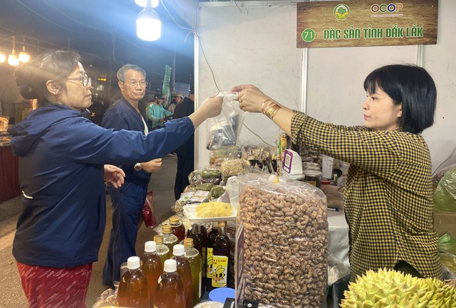 Hà Nội: Khai mạc Hội chợ trái cây, nông sản an toàn năm 2025- Ảnh 4.