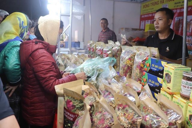 Bảo đảm an toàn thực phẩm tại các hội chợ dịp cuối năm- Ảnh 1.