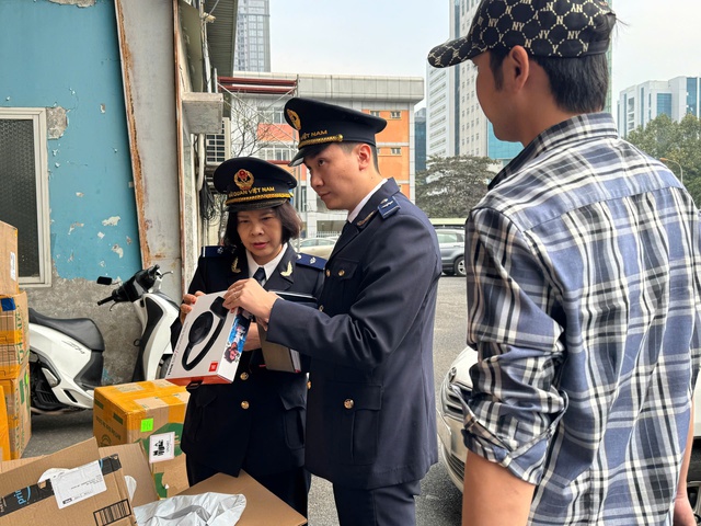 Hải quan Hà Nội đẩy mạnh chuyển đổi số, siết chặt kiểm soát buôn lậu- Ảnh 1. Hải quan Hà Nội đẩy mạnh chuyển đổi số, siết chặt kiểm soát buôn lậu- Ảnh 1.