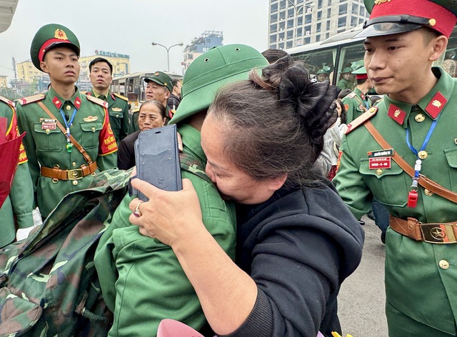 Thanh niên ưu tú Thủ đô phấn khởi lên đường nhập ngũ- Ảnh 7.