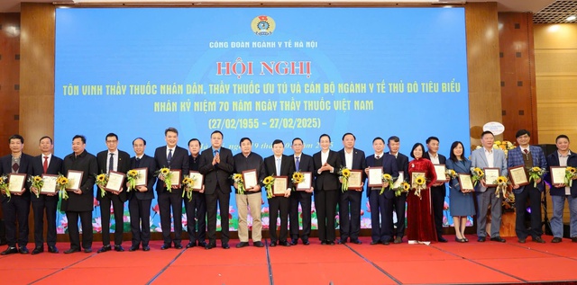 Hà Nội tôn vinh 227 cán bộ y tế tiêu biểu- Ảnh 2.