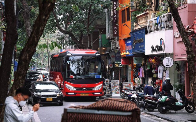 Hà Nội: Thí điểm cấm ô tô từ 16 chỗ đi vào khu vực hồ Hoàn Kiếm, phố cổ từ 1/3- Ảnh 1.