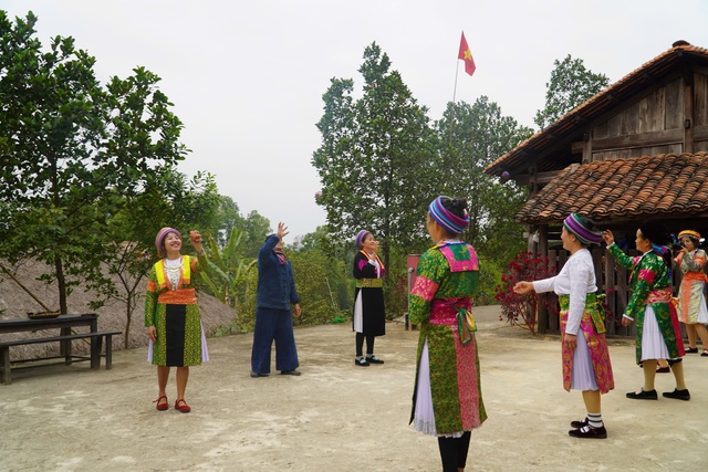 Người trẻ dân tộc Mông giới thiệu văn hóa truyền thống tại Thủ đô - Ảnh 1.