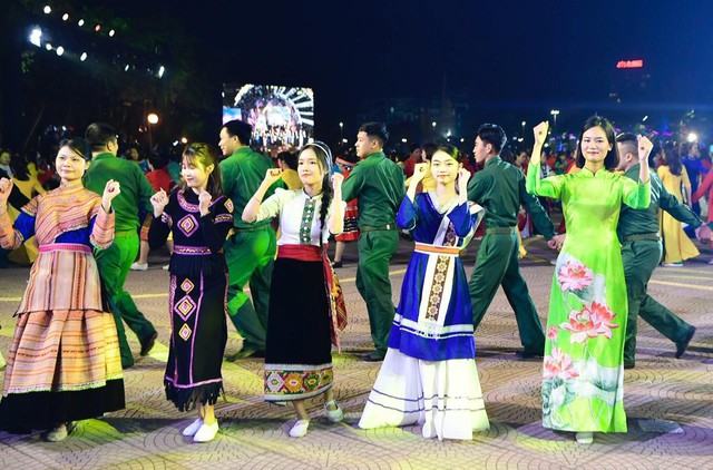 Phát huy tinh thần đại đoàn kết dân tộc trong kỷ nguyên mới- Ảnh 1. Phát huy tinh thần đại đoàn kết dân tộc trong kỷ nguyên mới- Ảnh 1.