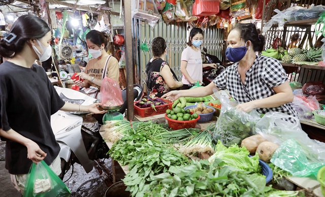 Chợ truyền thống buộc phải ‘chuyển mình’ để hút khách- Ảnh 1.