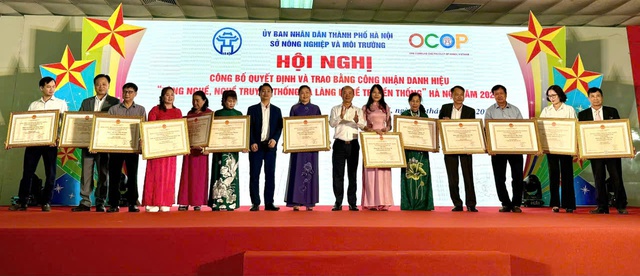 Trao công nhận làng nghề, chứng nhận sản phẩm OCOP Thành phố năm 2024- Ảnh 2.