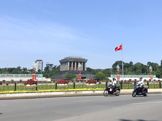 Hà Nội hướng dẫn giao thông, phục vụ người dân tới viếng Lăng Chủ tịch Hồ Chí Minh- Ảnh 1. Hà Nội hướng dẫn giao thông, phục vụ người dân tới viếng Lăng Chủ tịch Hồ Chí Minh- Ảnh 1.