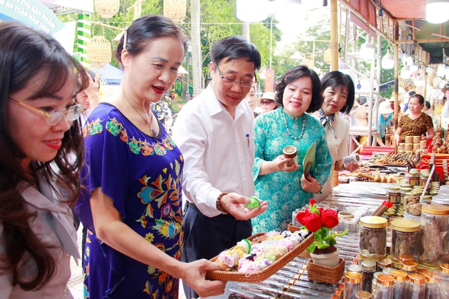 Giới thiệu hàng trăm sản phẩm OCOP đến người tiêu dùng- Ảnh 2. Giới thiệu hàng trăm sản phẩm OCOP đến người tiêu dùng- Ảnh 2.