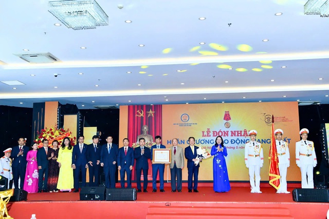Hiệp hội Doanh nghiệp nhỏ và vừa TP. Hà Nội đón nhận Huân chương Lao động hạng Nhất- Ảnh 1. Hiệp hội Doanh nghiệp nhỏ và vừa TP. Hà Nội đón nhận Huân chương Lao động hạng Nhất- Ảnh 1.