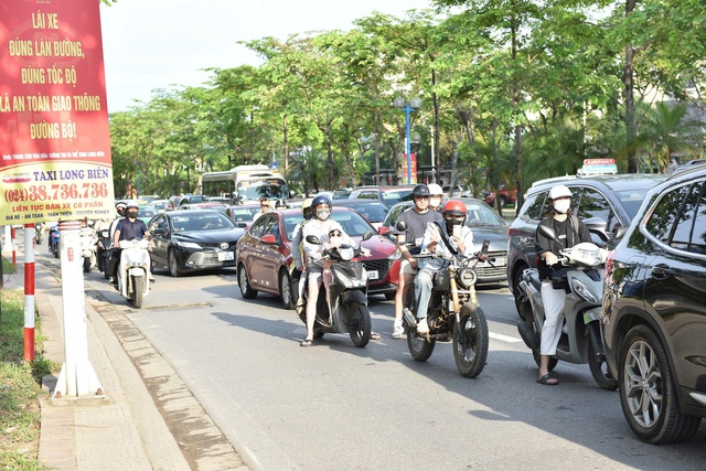Xén dải phân cách, mở rộng đường: Giải pháp ‘nóng’ nhưng hiệu quả- Ảnh 1. Xén dải phân cách, mở rộng đường: Giải pháp ‘nóng’ nhưng hiệu quả- Ảnh 1.