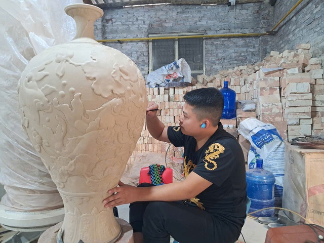 Bảo tồn gắn với phát triển du lịch làng nghề Bát Tràng: Hướng đi cốt lõi và bền vững- Ảnh 1. Bảo tồn gắn với phát triển du lịch làng nghề Bát Tràng: Hướng đi cốt lõi và bền vững- Ảnh 1.