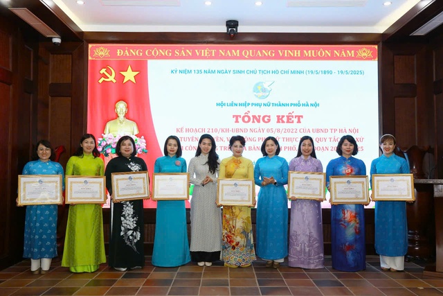 Biểu dương điển hình tiêu biểu phụ nữ Thủ đô làm theo lời Bác- Ảnh 2. Biểu dương điển hình tiêu biểu phụ nữ Thủ đô làm theo lời Bác- Ảnh 2.