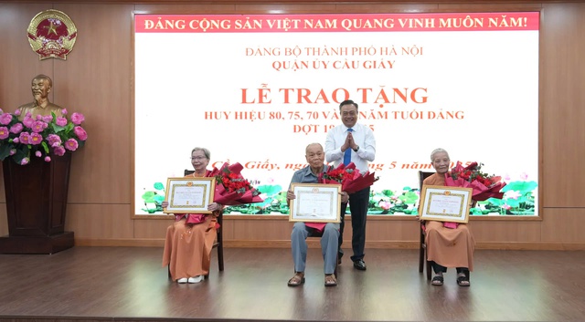 Chủ tịch UBND TP. Hà Nội Trần Sỹ Thanh trao Huy hiệu Đảng tại quận Cầu Giấy- Ảnh 1. Chủ tịch UBND TP. Hà Nội Trần Sỹ Thanh trao Huy hiệu Đảng tại quận Cầu Giấy- Ảnh 1.