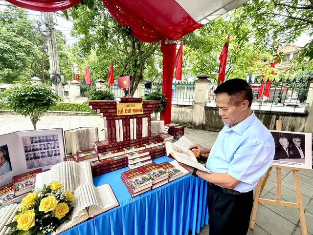 Đồng chí Đào Duy Tùng - Tấm gương sáng ngời của người chiến sĩ cách mạng và niềm tự hào của quê hương Cổ Loa- Ảnh 3. Đồng chí Đào Duy Tùng - Tấm gương sáng ngời của người chiến sĩ cách mạng và niềm tự hào của quê hương Cổ Loa- Ảnh 3.