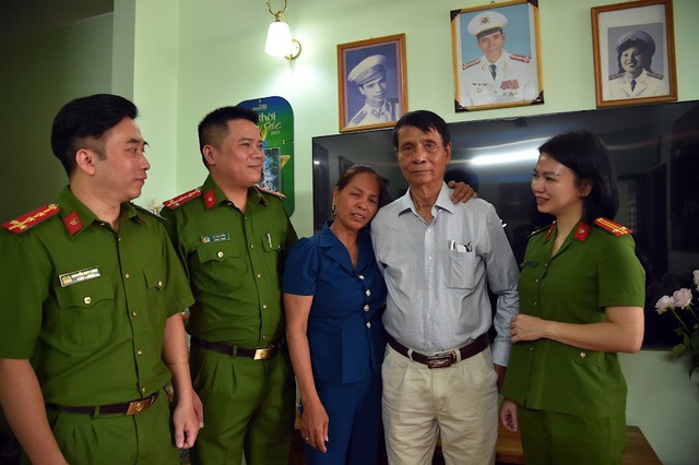 Cuộc đoàn tụ 'kỳ diệu' giữa lòng Thủ đô sau hơn 57 năm thất lạc gia đình- Ảnh 5. Cuộc đoàn tụ 'kỳ diệu' giữa lòng Thủ đô sau hơn 57 năm thất lạc gia đình- Ảnh 5.