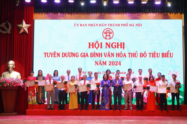 Tổ chức tuyên dương Gia đình văn hóa tiêu biểu- Ảnh 1. Tổ chức tuyên dương Gia đình văn hóa tiêu biểu- Ảnh 1.