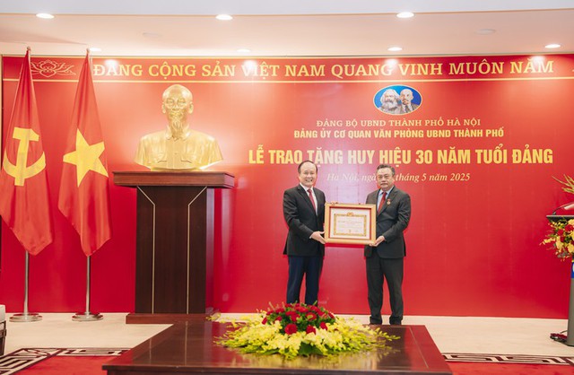 Chủ tịch UBND TP Hà Nội vinh dự đón nhận Huy hiệu 30 năm tuổi Đảng- Ảnh 1. Chủ tịch UBND TP Hà Nội vinh dự đón nhận Huy hiệu 30 năm tuổi Đảng- Ảnh 1.